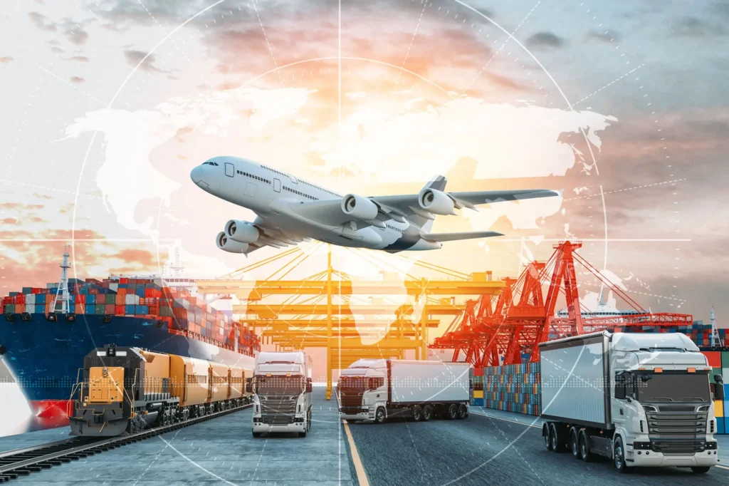 Illustrazione realistica di mezzi di trasporto globali per la logistica: nave cargo, aereo, camion e treno merci in un porto container, simbolo della rete logistica internazionale.